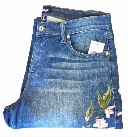 NEW Relaxed Fit Distressed Denim Jeans Embroidery