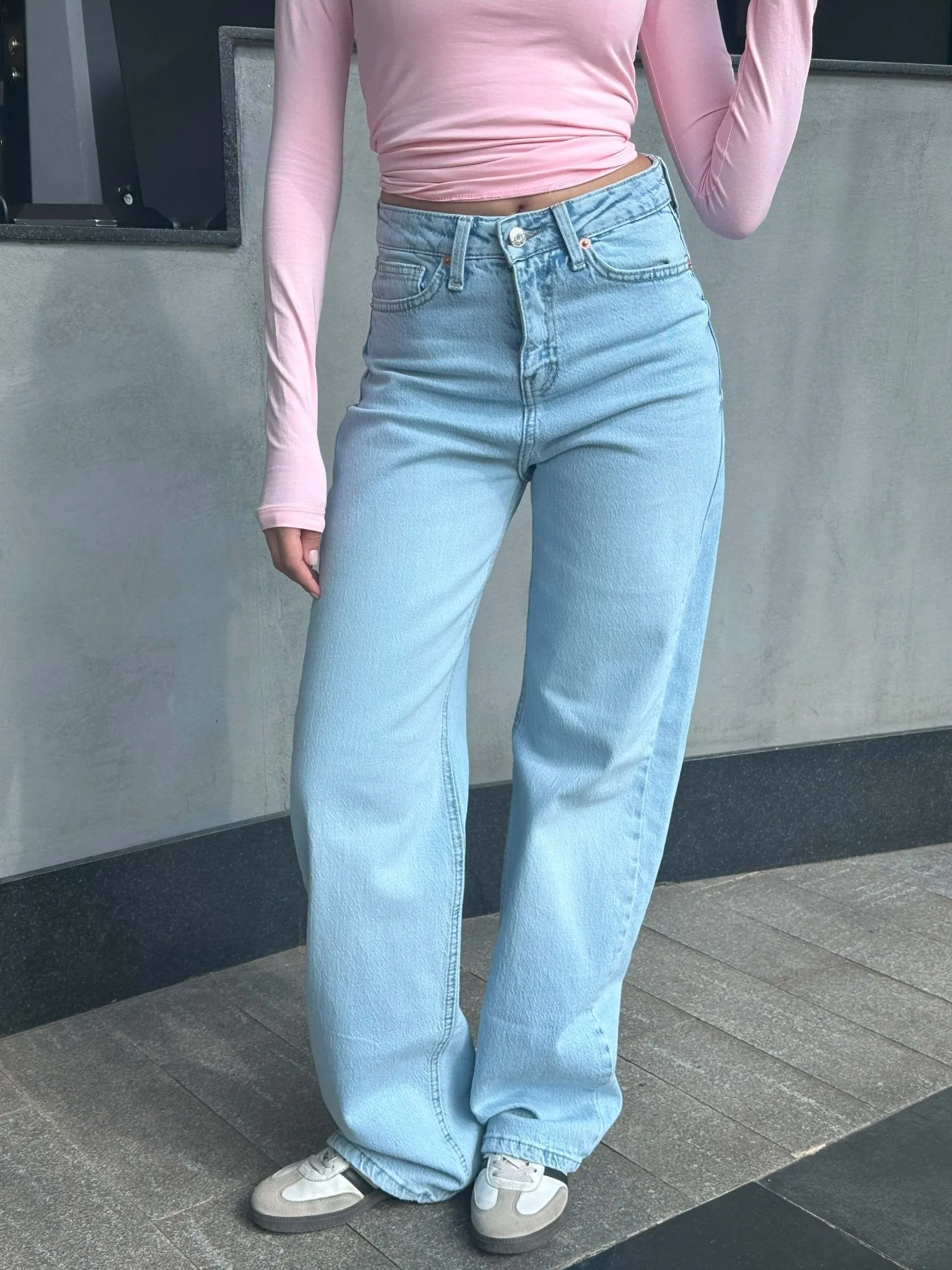 Ultra Comfort Wide Leg - Light Acid Blue Washed Jeans.