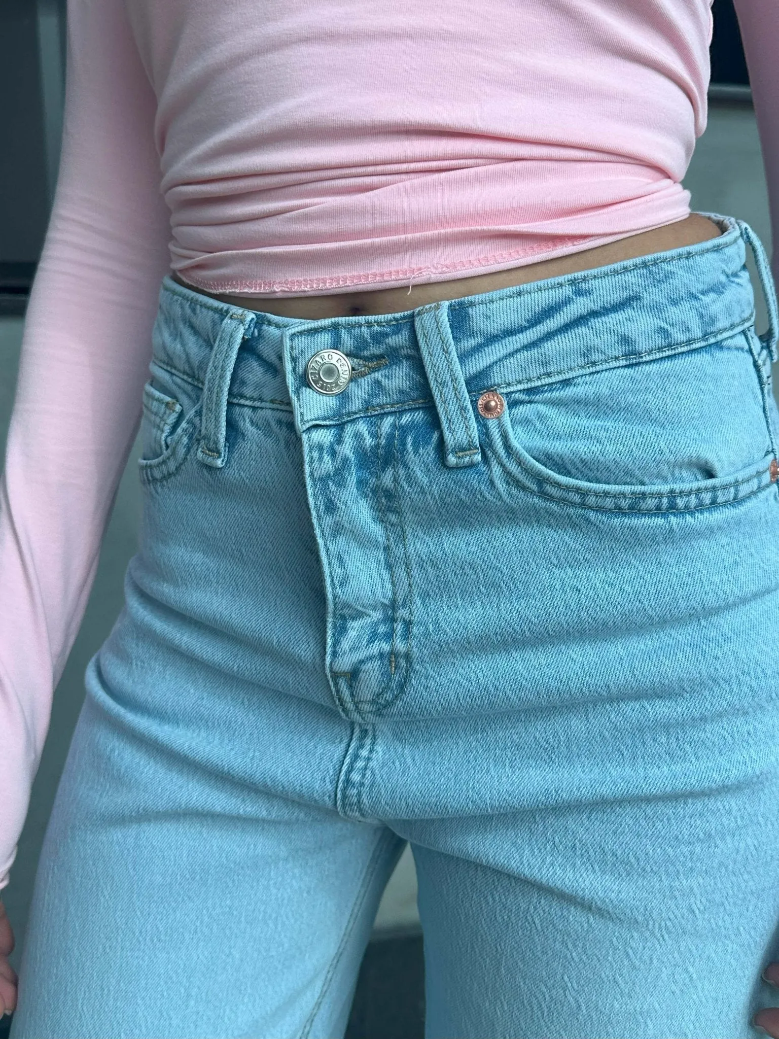 Ultra Comfort Wide Leg - Light Acid Blue Washed Jeans.
